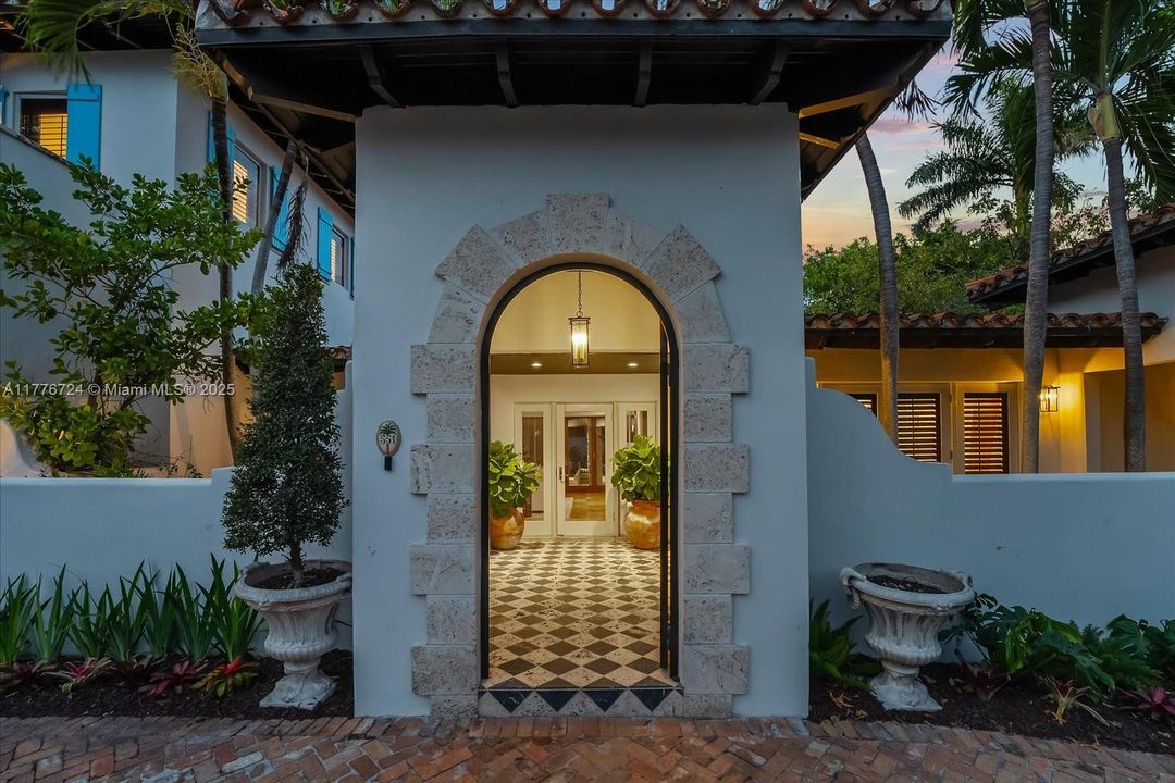 Recently Sold: $5,495,000 (6 beds, 5 baths, 3245 Square Feet)