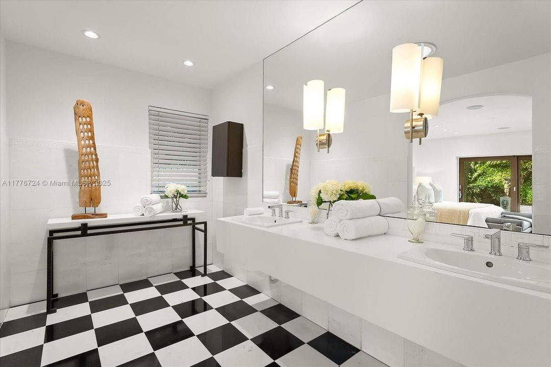 Recently Sold: $5,495,000 (6 beds, 5 baths, 3245 Square Feet)