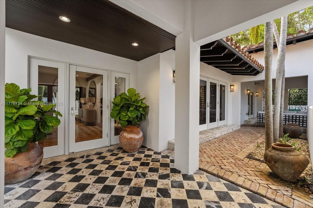 Recently Sold: $5,495,000 (6 beds, 5 baths, 3245 Square Feet)