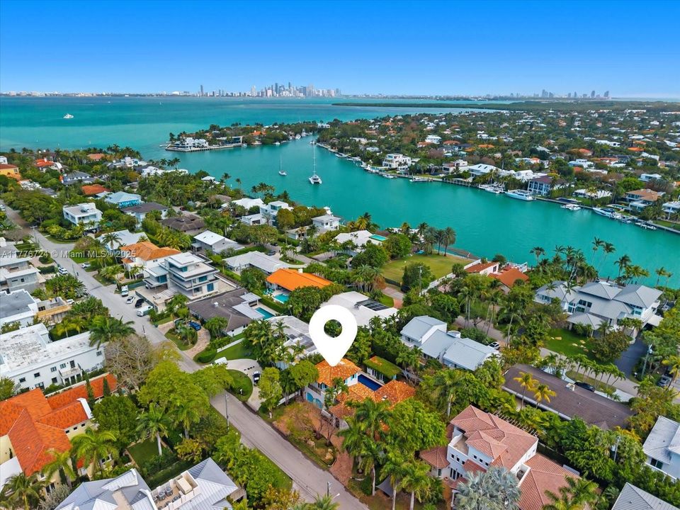 Recently Sold: $5,495,000 (6 beds, 5 baths, 3245 Square Feet)