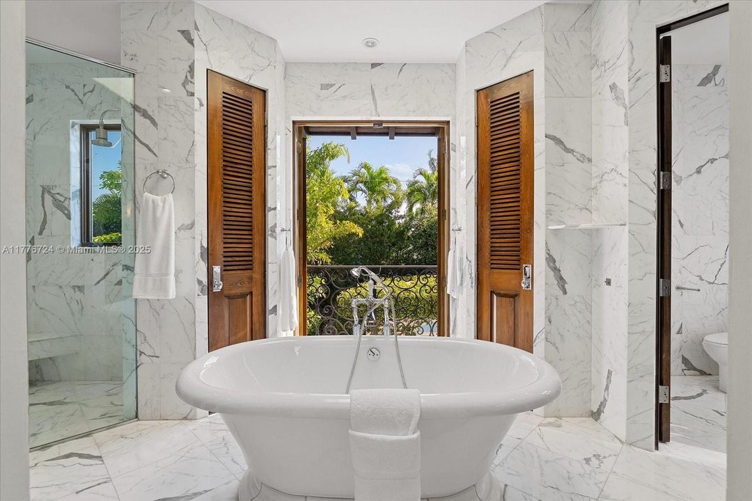 Recently Sold: $5,495,000 (6 beds, 5 baths, 3245 Square Feet)