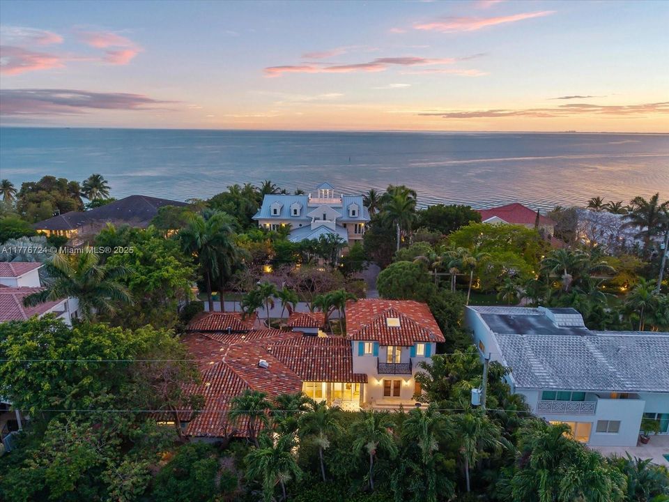 Recently Sold: $5,495,000 (6 beds, 5 baths, 3245 Square Feet)