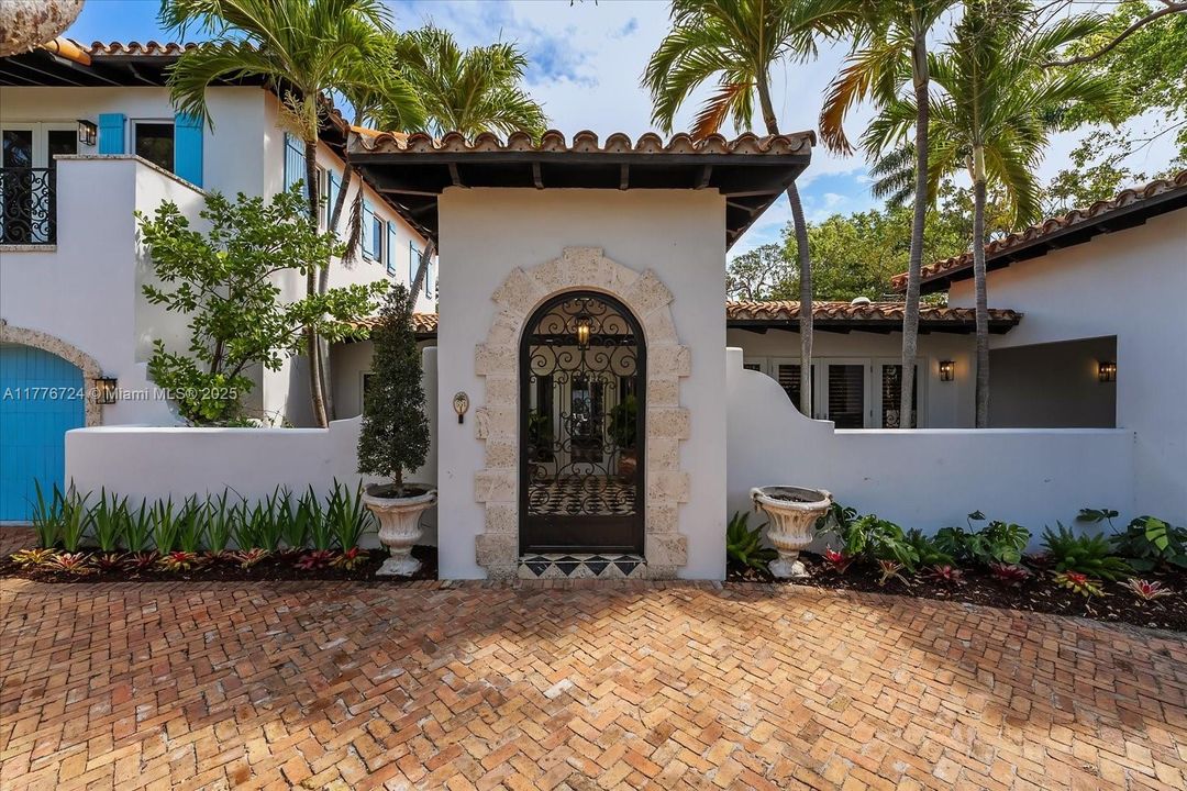 Recently Sold: $5,495,000 (6 beds, 5 baths, 3245 Square Feet)