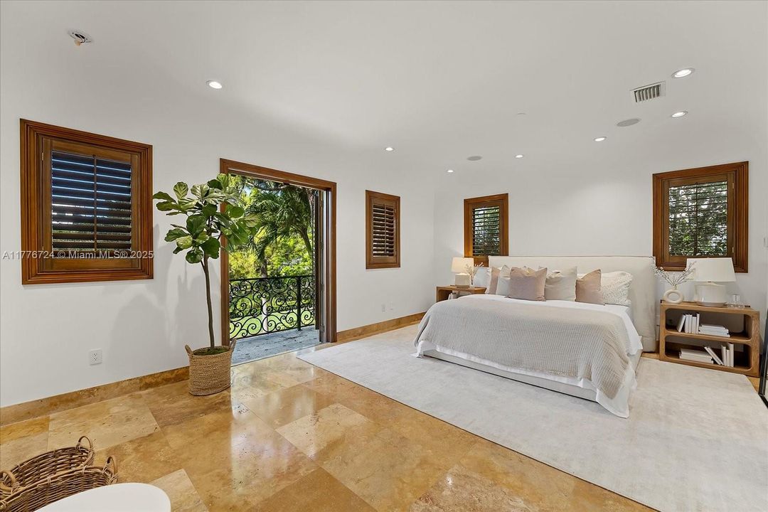 Recently Sold: $5,495,000 (6 beds, 5 baths, 3245 Square Feet)