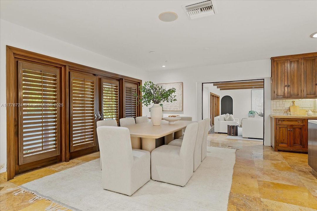 Recently Sold: $5,495,000 (6 beds, 5 baths, 3245 Square Feet)