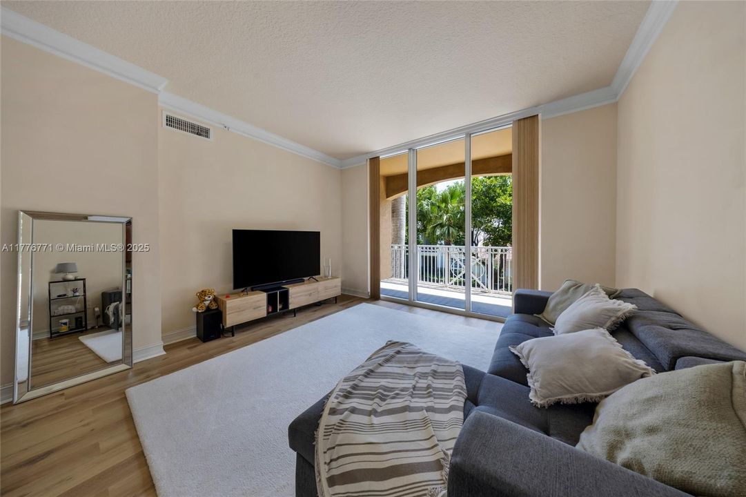 For Sale: $499,000 (2 beds, 2 baths, 1167 Square Feet)