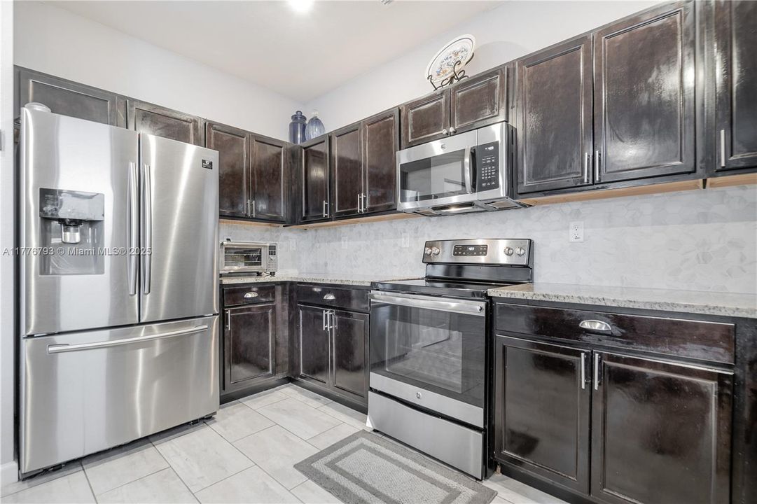 Recently Rented: $3,900 (5 beds, 3 baths, 2894 Square Feet)