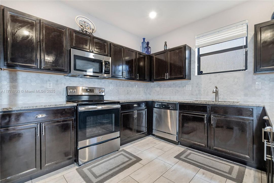 Recently Rented: $3,900 (5 beds, 3 baths, 2894 Square Feet)