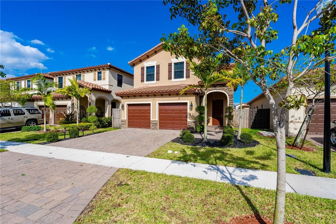 Recently Rented: $3,900 (5 beds, 3 baths, 2894 Square Feet)