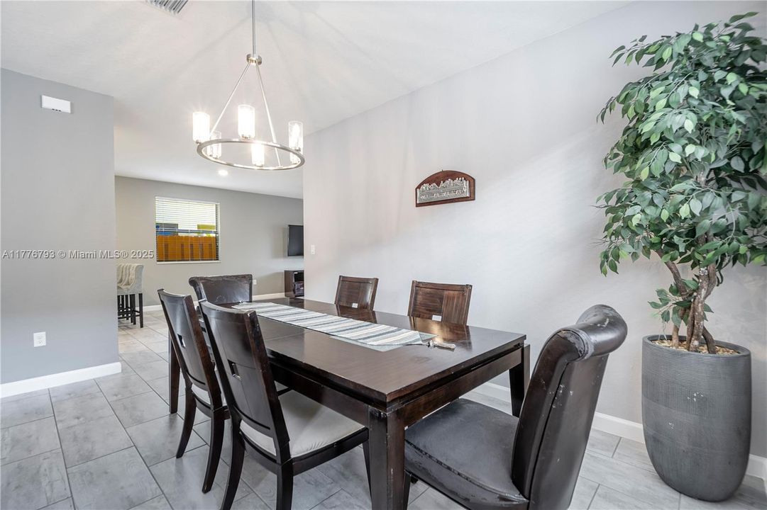 Recently Rented: $3,900 (5 beds, 3 baths, 2894 Square Feet)