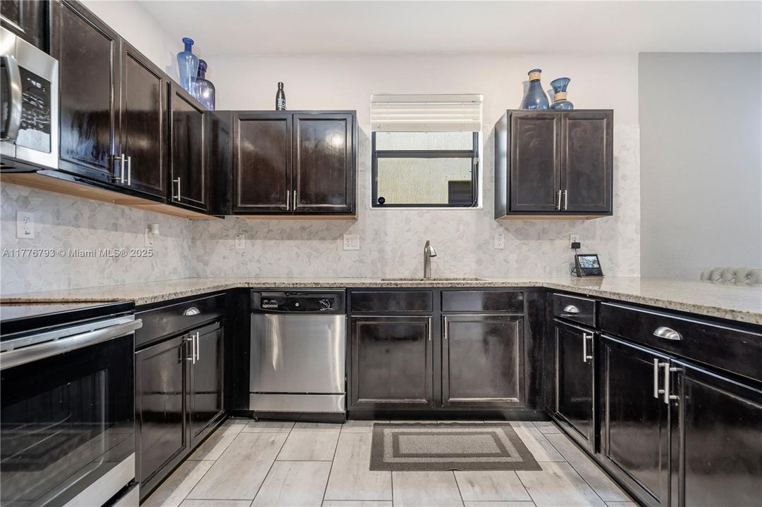 Recently Rented: $3,900 (5 beds, 3 baths, 2894 Square Feet)