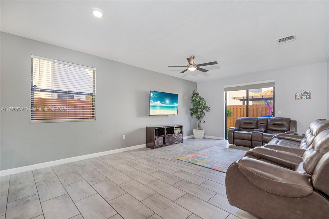 Recently Rented: $3,900 (5 beds, 3 baths, 2894 Square Feet)