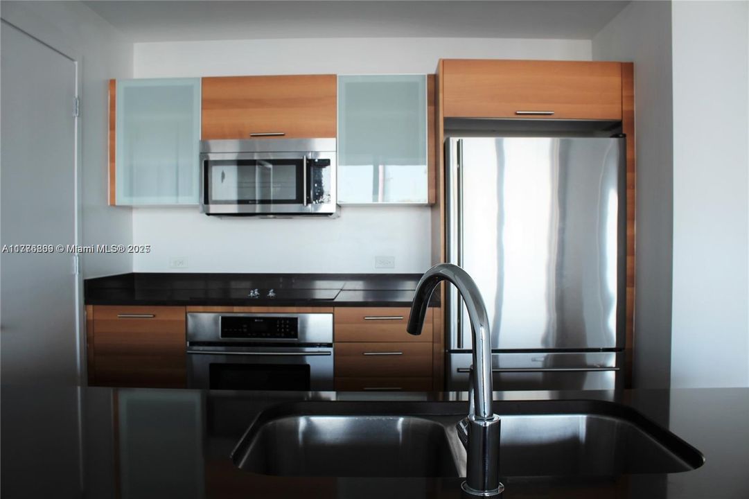 For Sale: $750,000 (2 beds, 2 baths, 1142 Square Feet)