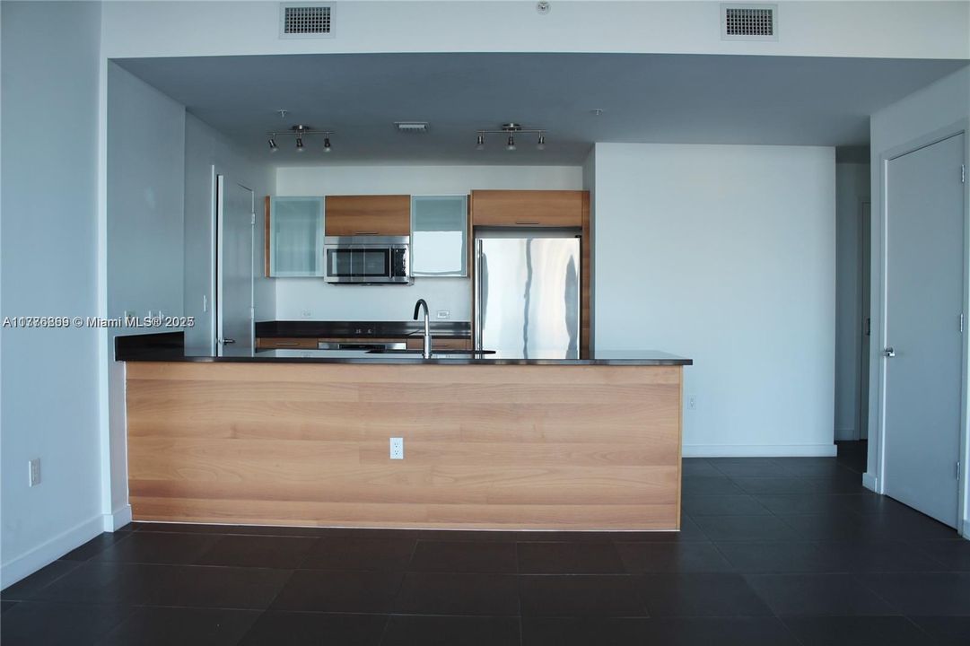 For Sale: $750,000 (2 beds, 2 baths, 1142 Square Feet)