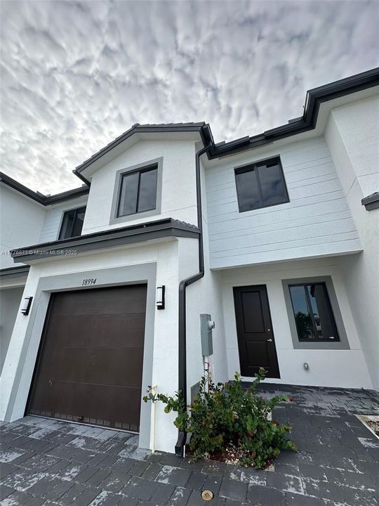 Recently Rented: $2,550 (3 beds, 2 baths, 0 Square Feet)