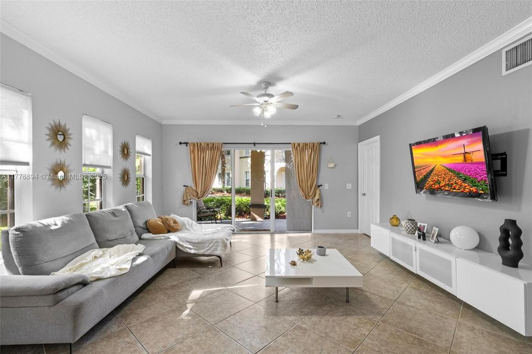 Vendido Recientemente: $345,000 (2 camas, 2 baños, 1080 Pies cuadrados)