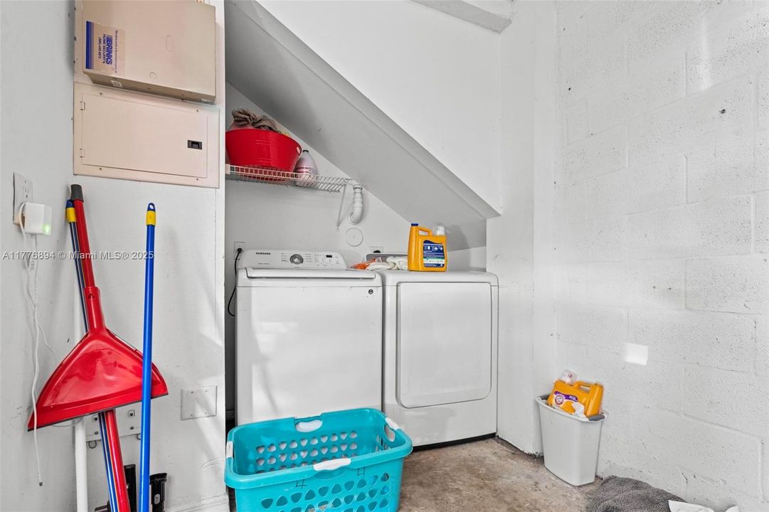 Vendido Recientemente: $345,000 (2 camas, 2 baños, 1080 Pies cuadrados)