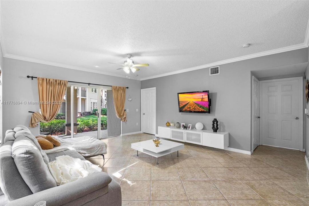 Vendido Recientemente: $345,000 (2 camas, 2 baños, 1080 Pies cuadrados)