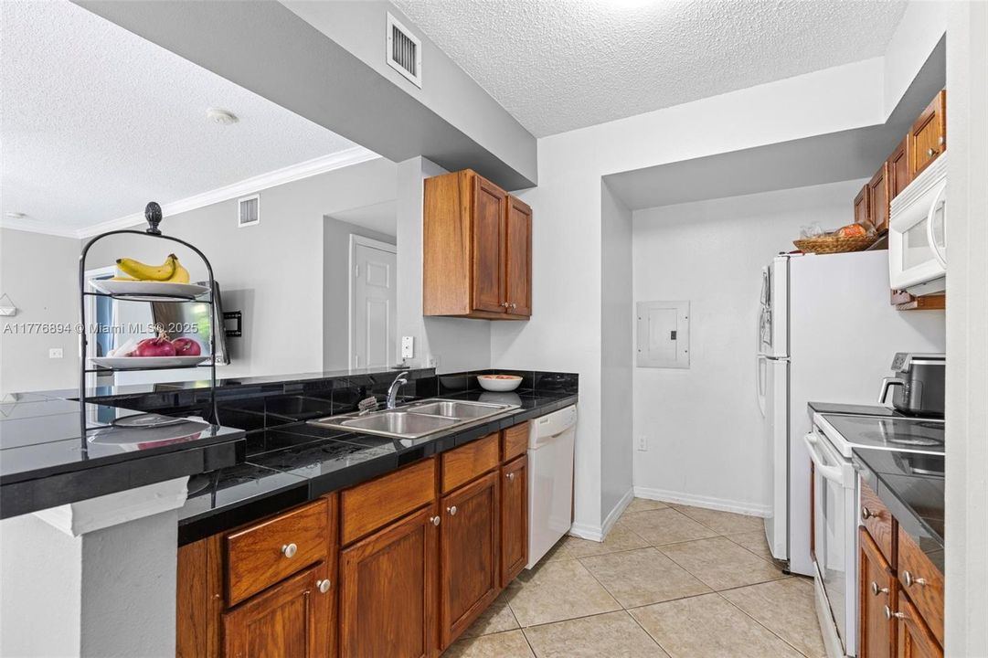 Vendido Recientemente: $345,000 (2 camas, 2 baños, 1080 Pies cuadrados)