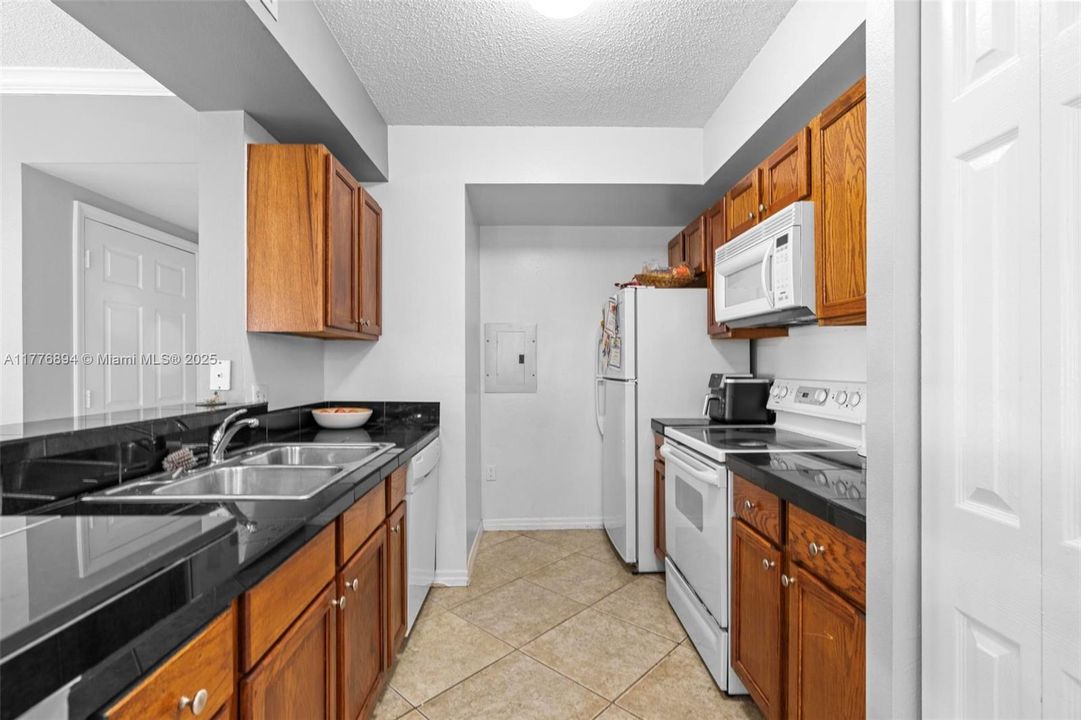 Vendido Recientemente: $345,000 (2 camas, 2 baños, 1080 Pies cuadrados)