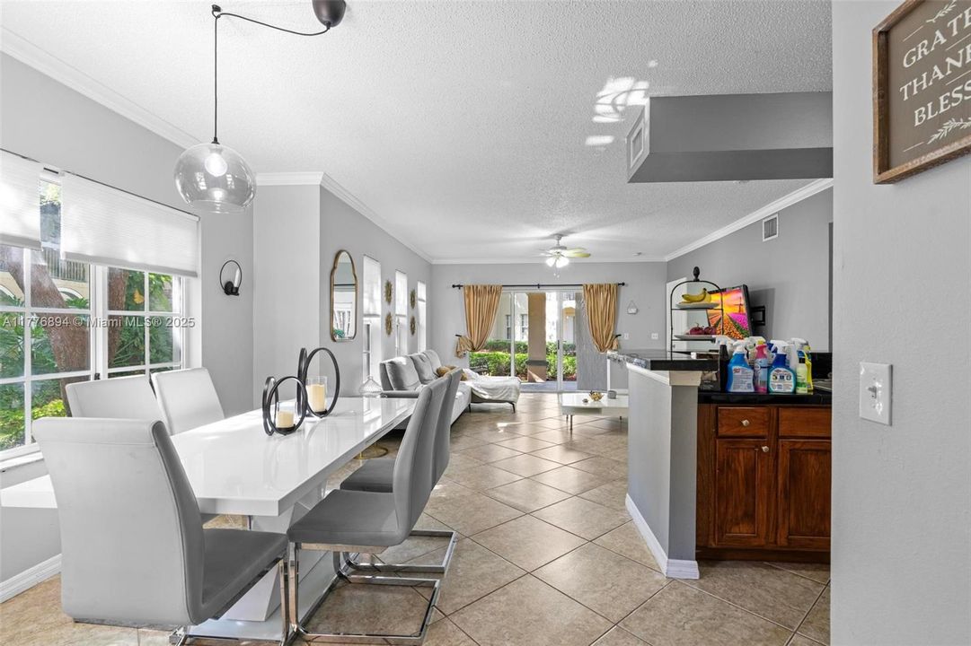 Vendido Recientemente: $345,000 (2 camas, 2 baños, 1080 Pies cuadrados)