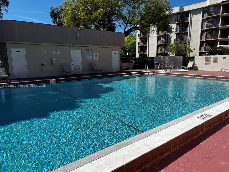 Под контрактом: $1,350 (1 спален, 1 ванн, 619 Квадратных фут)