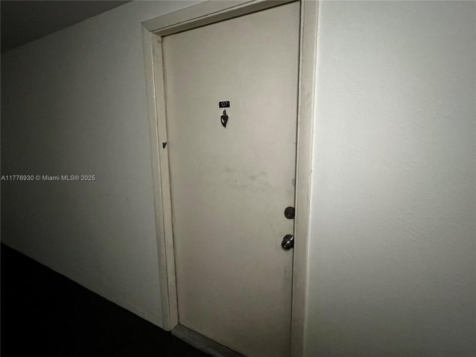 Под контрактом: $1,350 (1 спален, 1 ванн, 619 Квадратных фут)