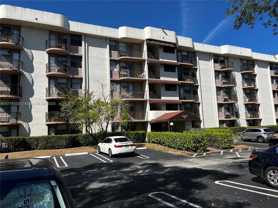 Под контрактом: $1,350 (1 спален, 1 ванн, 619 Квадратных фут)