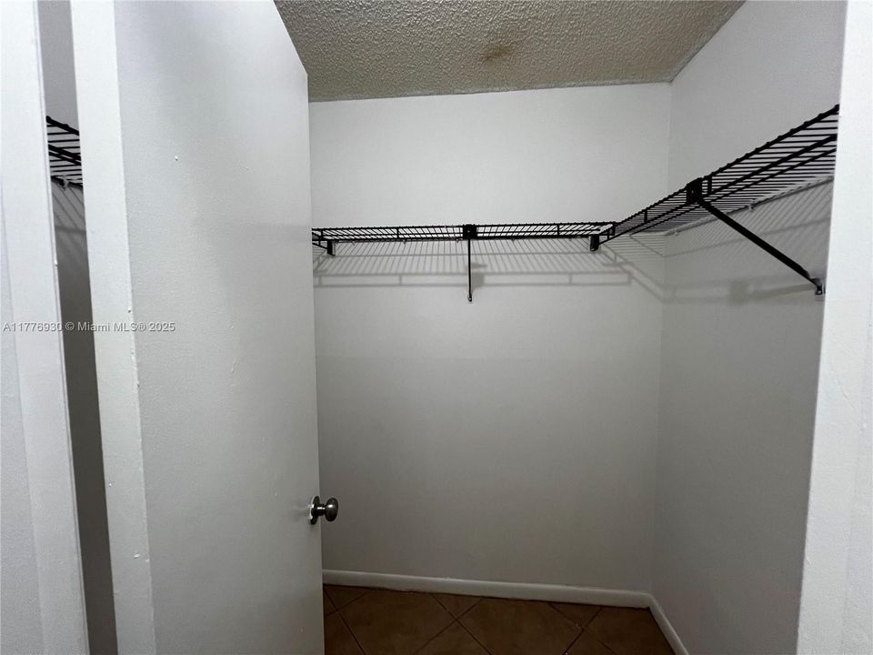 Под контрактом: $1,350 (1 спален, 1 ванн, 619 Квадратных фут)