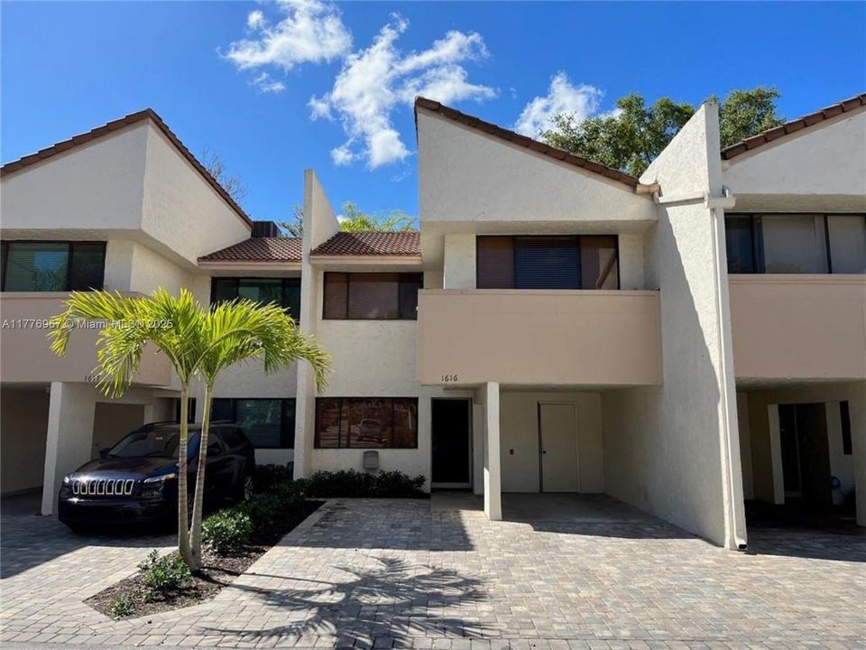 Activo con contrato: $349,900 (3 camas, 2 baños, 1604 Pies cuadrados)