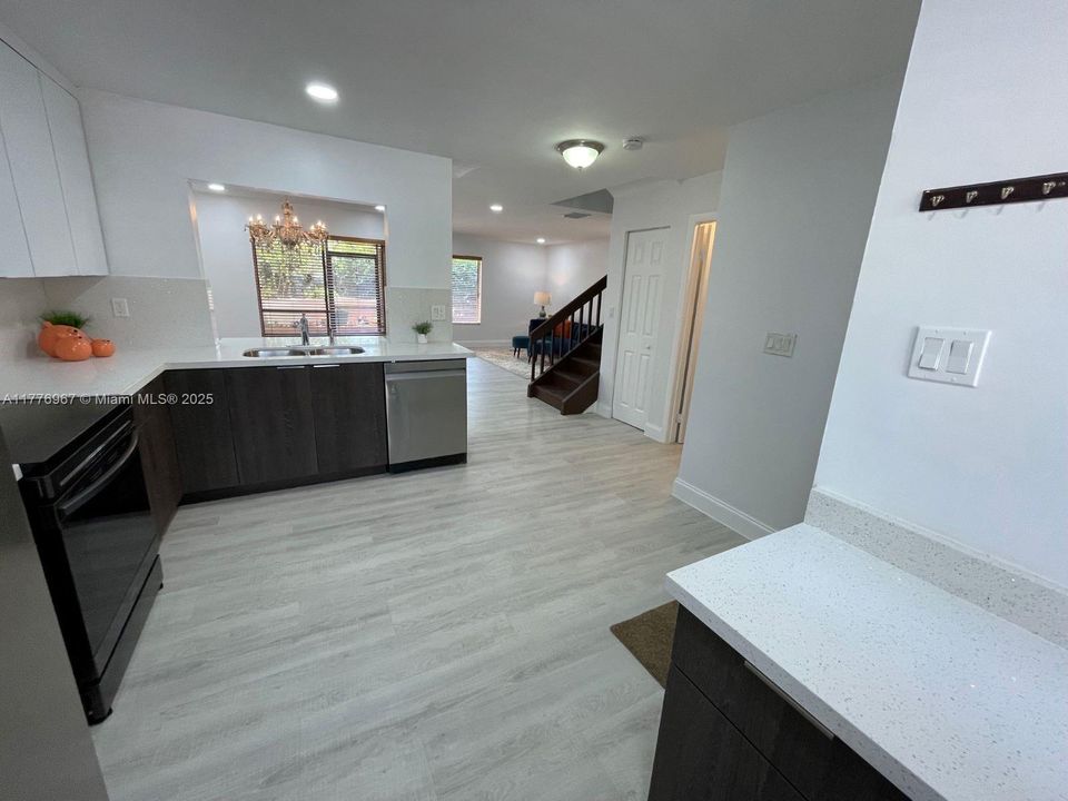 Activo con contrato: $349,900 (3 camas, 2 baños, 1604 Pies cuadrados)