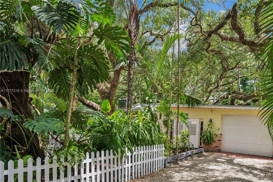 For Sale: $3,400,000 (0.38 acres)