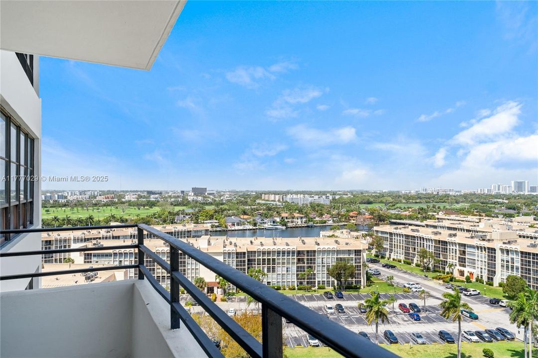 Vendido Recientemente: $289,000 (2 camas, 2 baños, 1400 Pies cuadrados)