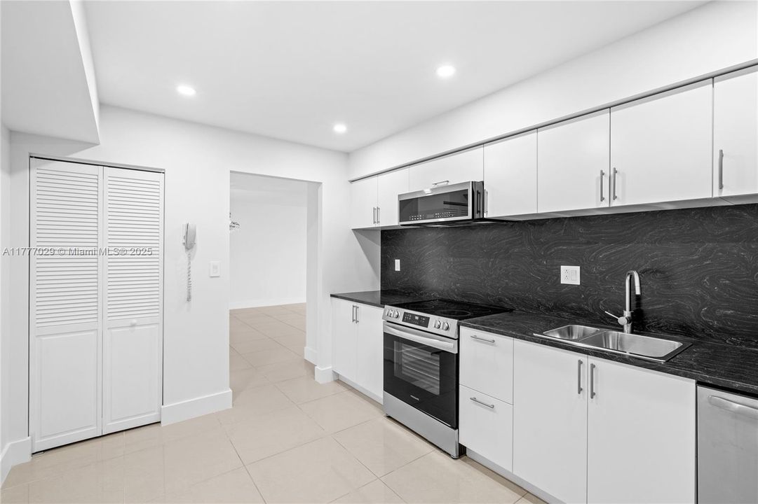 Vendido Recientemente: $289,000 (2 camas, 2 baños, 1400 Pies cuadrados)