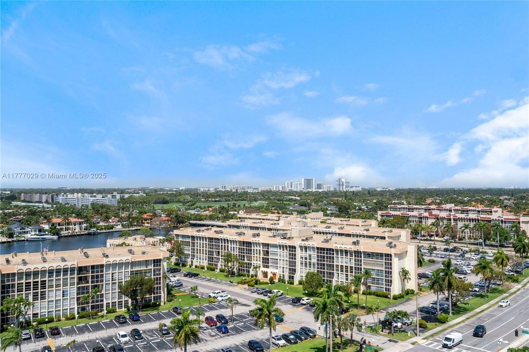 Vendido Recientemente: $289,000 (2 camas, 2 baños, 1400 Pies cuadrados)