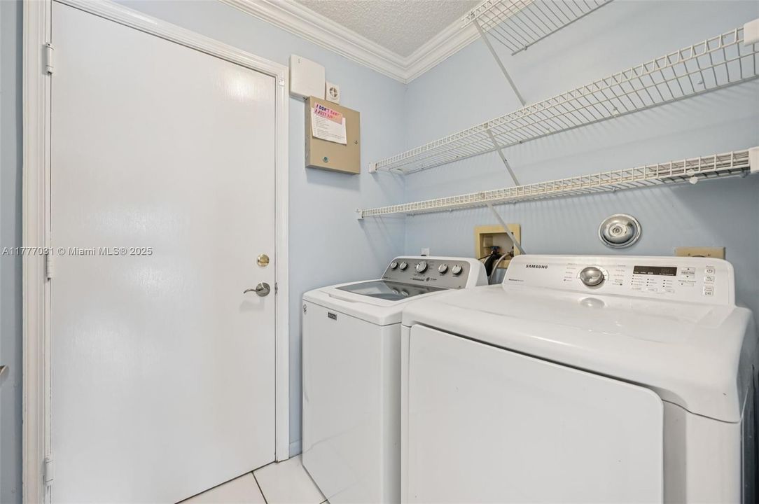 Activo con contrato: $819,000 (5 camas, 3 baños, 3039 Pies cuadrados)