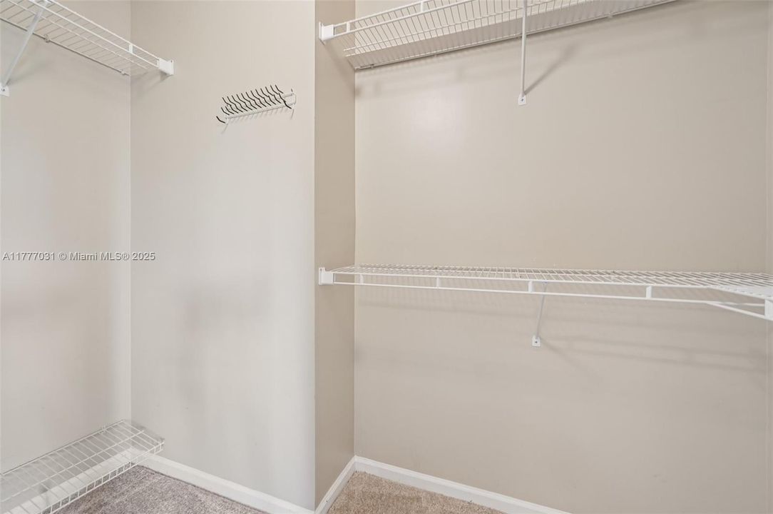 Activo con contrato: $819,000 (5 camas, 3 baños, 3039 Pies cuadrados)