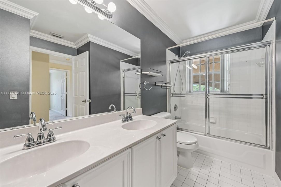 Activo con contrato: $819,000 (5 camas, 3 baños, 3039 Pies cuadrados)