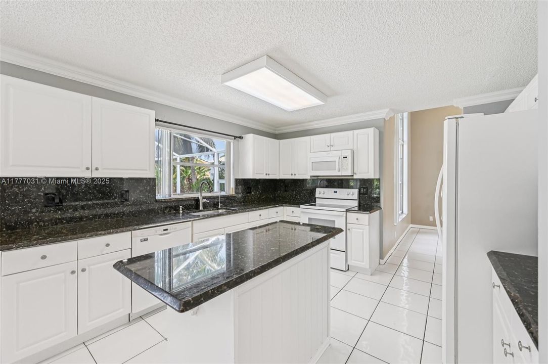 Activo con contrato: $819,000 (5 camas, 3 baños, 3039 Pies cuadrados)