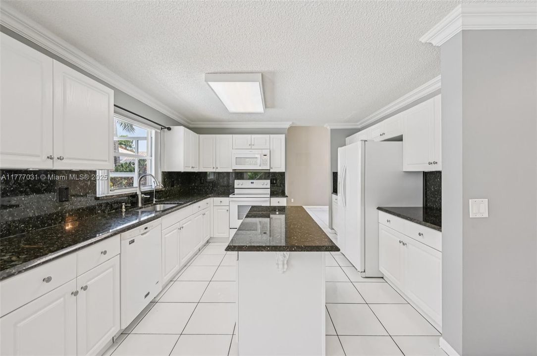 Activo con contrato: $819,000 (5 camas, 3 baños, 3039 Pies cuadrados)