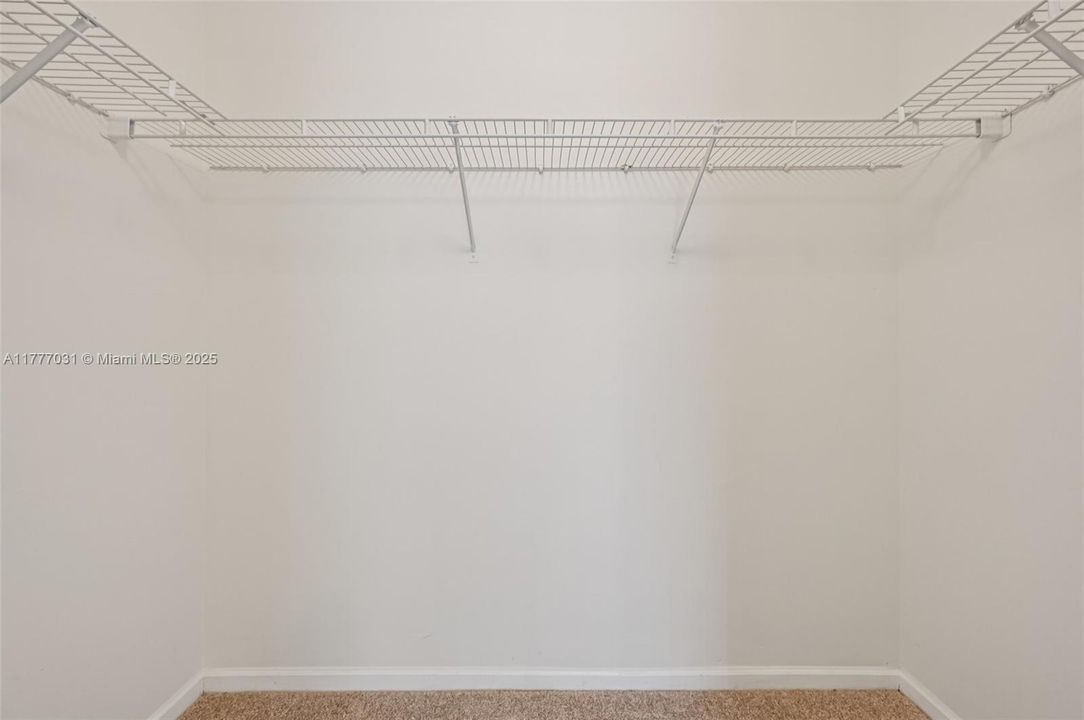 Activo con contrato: $819,000 (5 camas, 3 baños, 3039 Pies cuadrados)