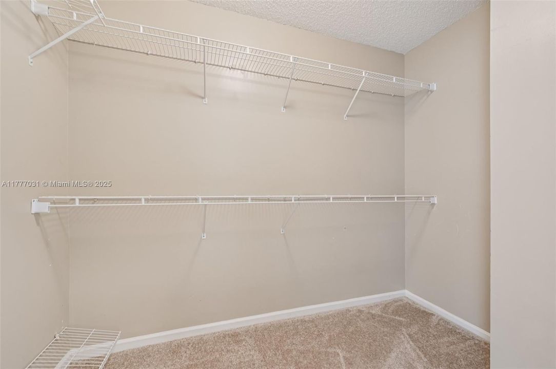 Activo con contrato: $819,000 (5 camas, 3 baños, 3039 Pies cuadrados)