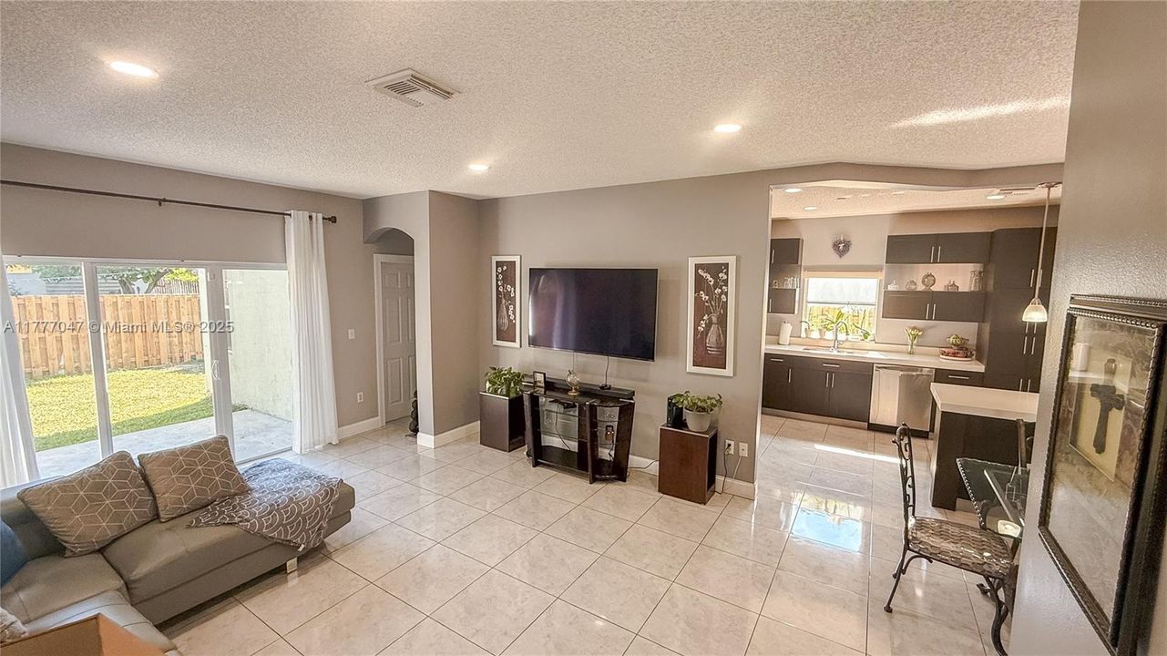 Недавно продано: $450,000 (2 спален, 2 ванн, 1178 Квадратных фут)