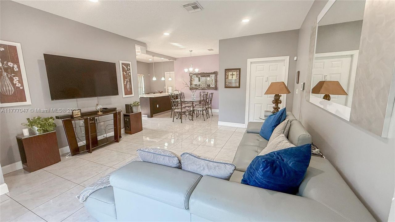 Недавно продано: $450,000 (2 спален, 2 ванн, 1178 Квадратных фут)