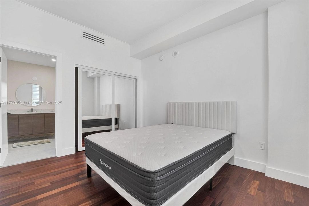 待售: $480,000 (2 贝兹, 2 浴室, 1078 平方英尺)