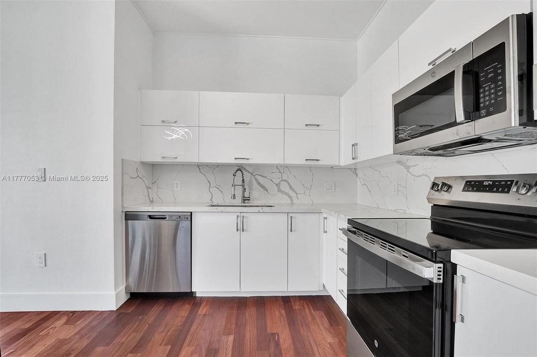 待售: $480,000 (2 贝兹, 2 浴室, 1078 平方英尺)