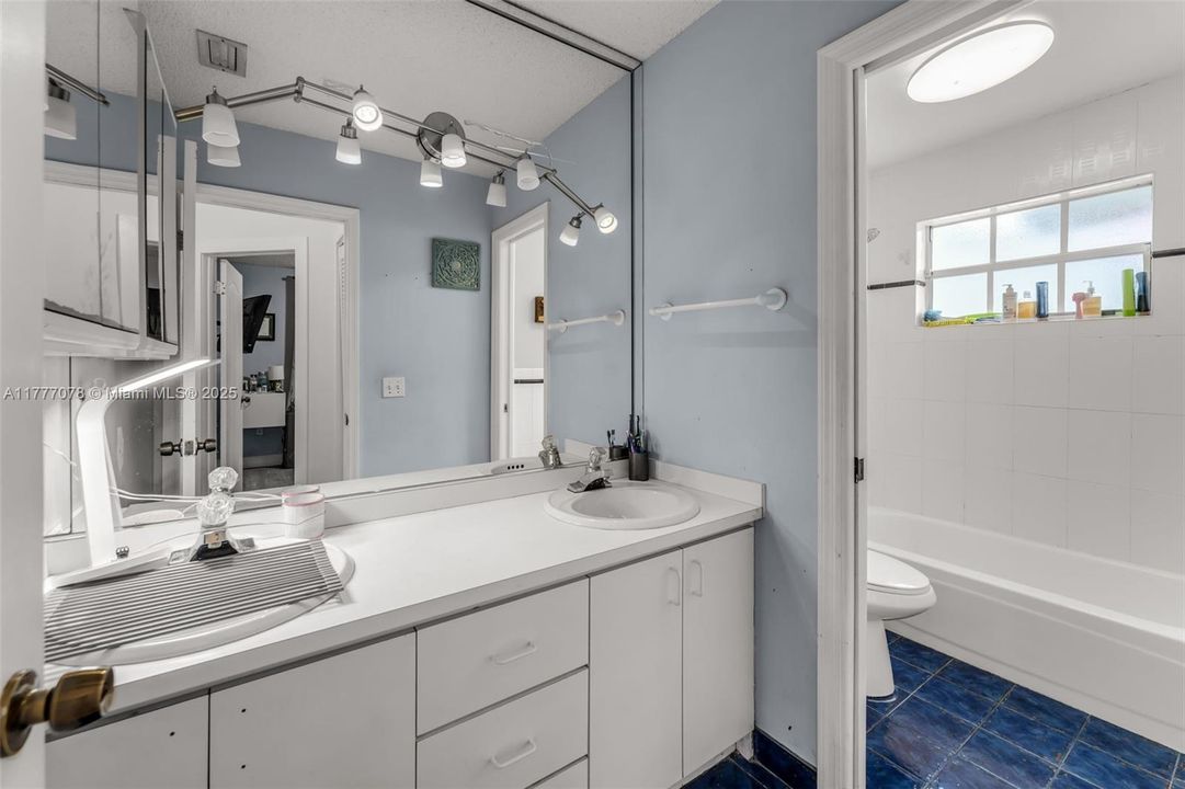 最近售出: $775,000 (5 贝兹, 3 浴室, 2174 平方英尺)