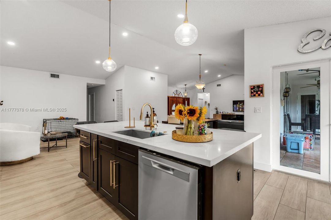 最近售出: $775,000 (5 贝兹, 3 浴室, 2174 平方英尺)