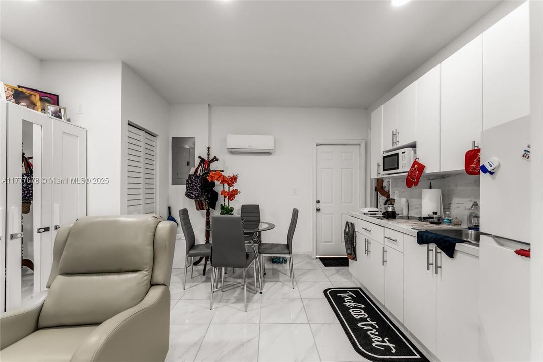 最近售出: $775,000 (5 贝兹, 3 浴室, 2174 平方英尺)