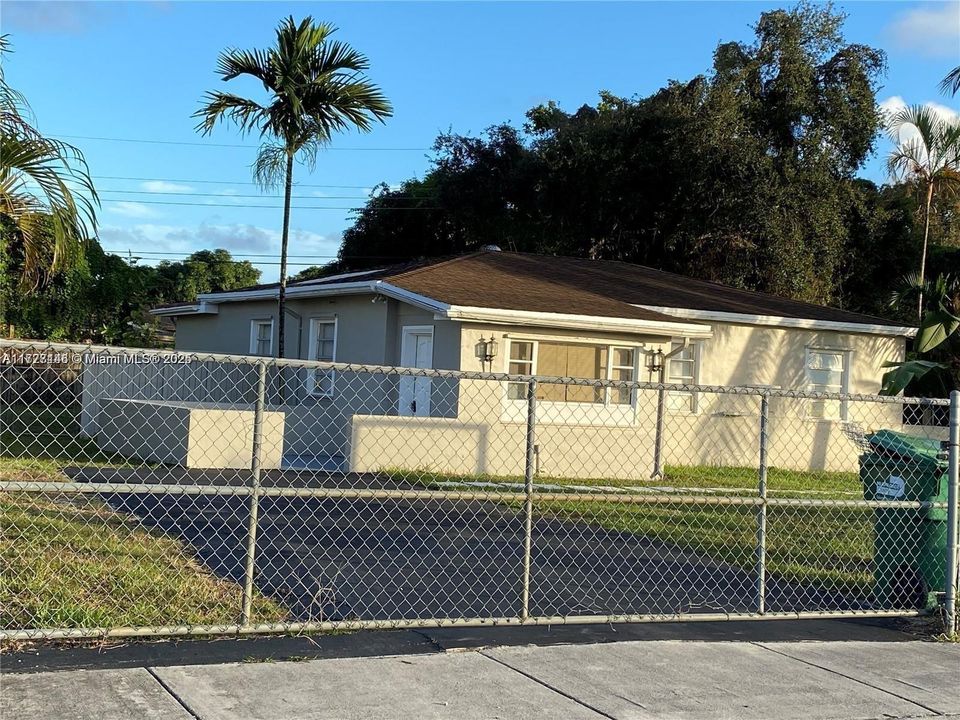 Main House. Entrance to the efficiency to the right of the main house